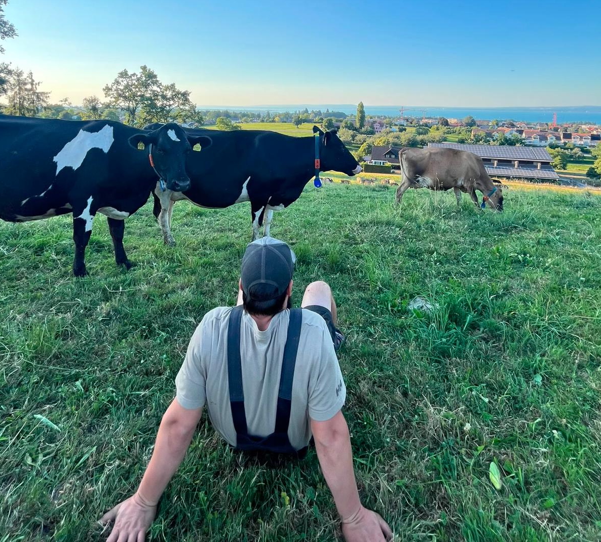 Urs Sturzenegger, bei seinen Kühen auf der Weide, hat in Mörschwil SG eine sehr schöne Aussicht über den Bodensee.
