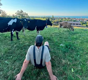 Urs Sturzenegger, bei seinen Kühen auf der Weide, hat in Mörschwil SG eine sehr schöne Aussicht über den Bodensee.