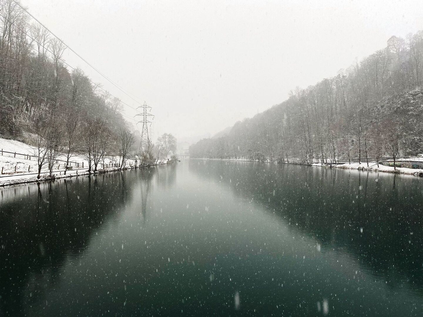 Pünktlich zum Adventsbeginn hat Frau Holle der Schweiz erste Schneeflocken bis ins Flachland spendiert, so wie hier an der Aare bei Bern.