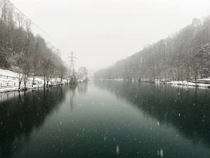 Pünktlich zum Adventsbeginn hat Frau Holle der Schweiz erste Schneeflocken bis ins Flachland spendiert, so wie hier an der Aare bei Bern.