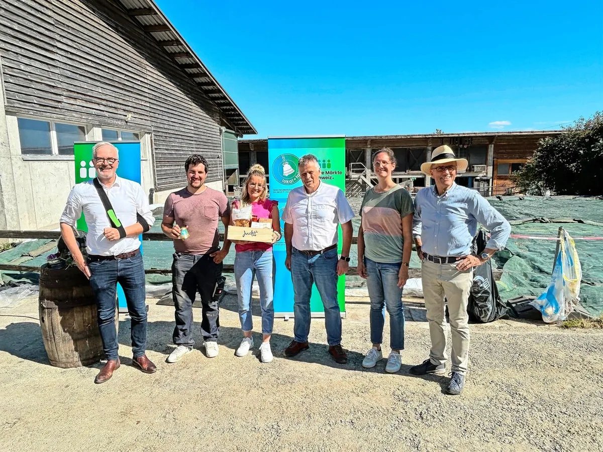 0144006de5da54bbdcecbf339c1c6d236e463e13af2617ea94232567991e7c93 Die Beteiligten am Aktionstag: Stadtrat Andreas Hauri, das Pächterpaar Jann Deflorin und Aline Tüfer, Bernhard Koch von Grün Stadt Zürich sowie Stéphanie Lichtsteiner und Stefan Flückiger von Faire Märkte Schweiz (v. l.).