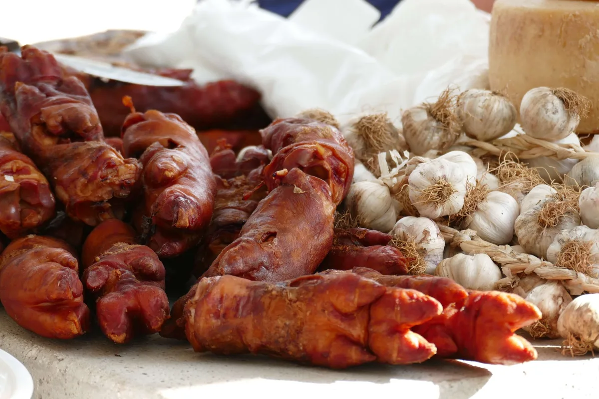 768f8765c40905032d337017a0e505ba Schweinefüsse werden in der Schweiz nur selten gegessen, aber in China gelten sie als Delikatesse. Neu werden sie in Containern von Oensingen nach China exportiert. (Bild Pixabay)