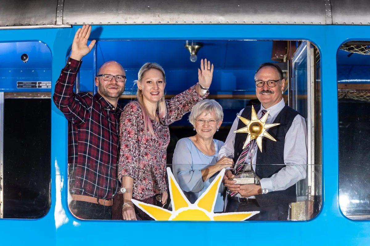 95bdefba8fd721684a89614c8ca37640f57ec8b0 Anlässlich des Dankeschön-Tags der Migros Luzern haben Adrian, Tanja, Romy und Paul Blum aus Gunzwil (v. l. n. r.) die «Goldene Sonne» als «Aus der Region. Für die Region.»-Produzenten des Jahres erhalten. (Bild zVg)