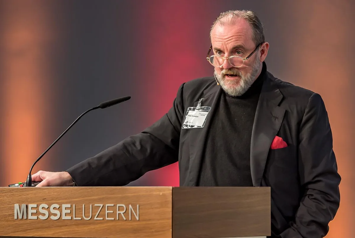 50907d1b4079fca7b3c12c063ef94a5b3bd87de3 Peter Schneider an der Konferenz "Brennpunkt Nahrung". Wir haben mit dem Psychoanalytiker und Satiriker ein kurzes Interview geführt und gefragt, was er machen würde, wenn er Bauer wäre. (Bild Messe Luzern)