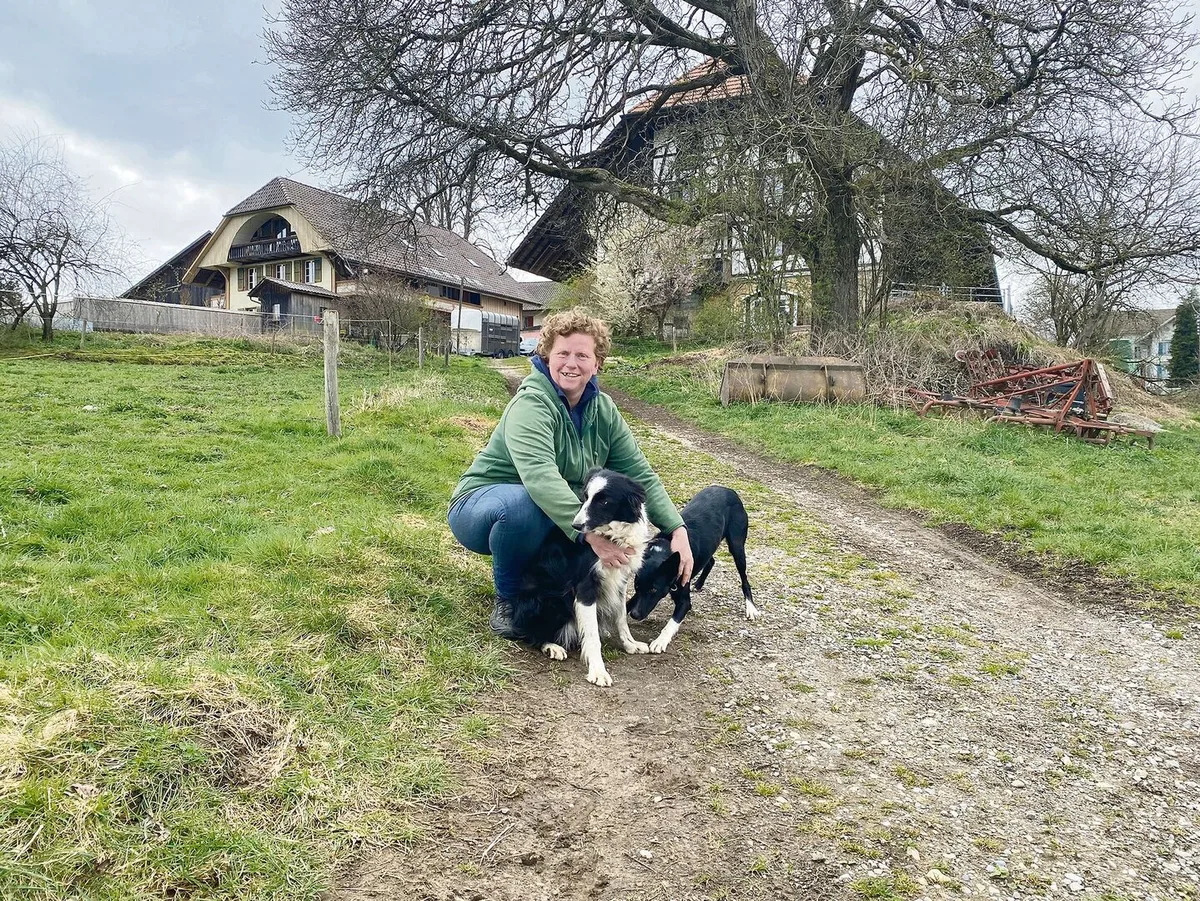 Melanie Reist mit ihren beiden Hündinnen Inola und Fearn hinter dem Biohof Schädeli. Die vierbeinigen Arbeitskolleginnen helfen der Bernerin jeweils, die Schafherde von einer Weide zur nächsten zu zügeln.