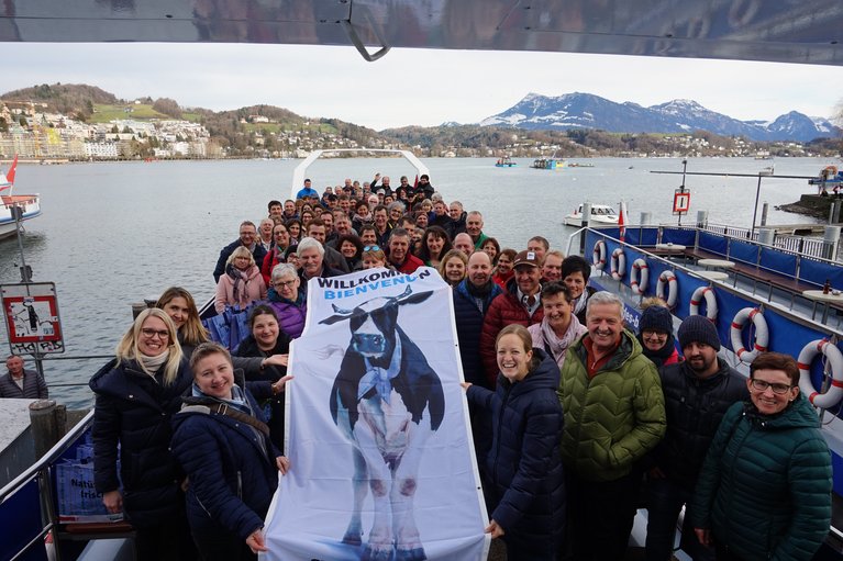 Gruppenfoto auf dem Vierwaldstättersee. (Bild ZMP)