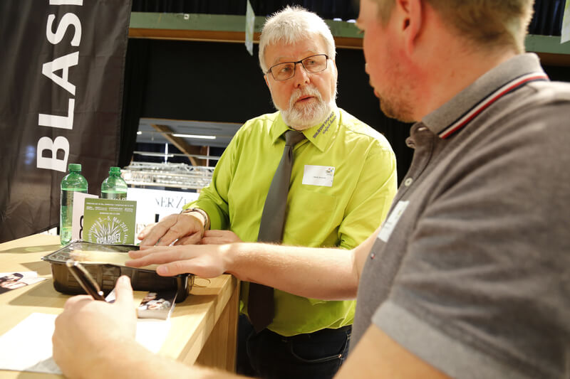 Auch Spargeln zweiter Klasse können zu einer Delikatesse verkocht werden. Sie seien sogar zu Schade, um nur als Beilage verwendet zu werden, ist der Seeländer Spargelproduzent überzeugt. (Bild mg)