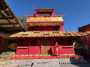 Die chinesische Pagode ist Teil der Kürbisausstellung 2026 auf dem Kürbishof in Gossau.