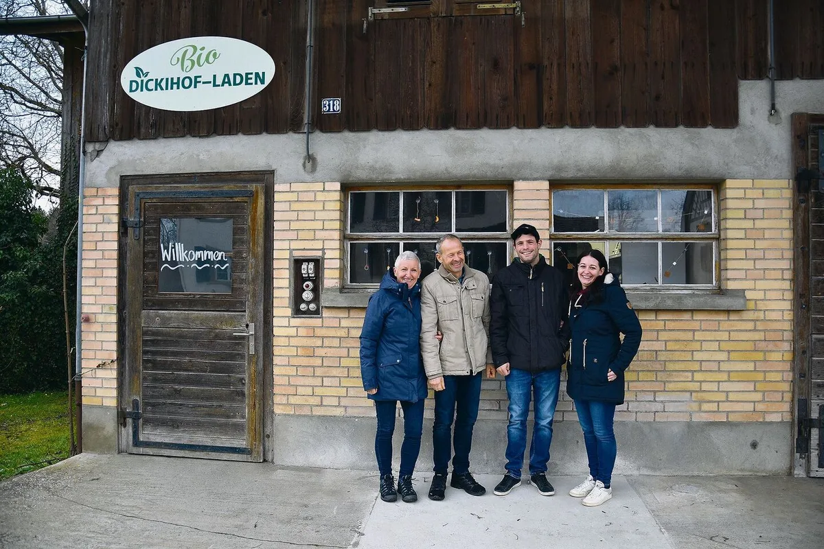 Susanna und Andreas Knecht (links) stehen zusammen mit Jonas und Sabrina Lang vor dem neuen Hofladen des Dickihofs. Die Direktvermarktung ist gut angelaufen.
