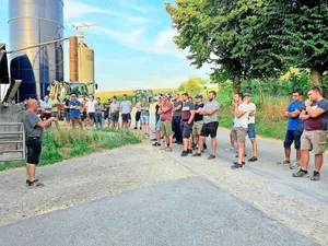 Martin Uhlmann (links) stellt den Junglandwirtinnen und Junglandwirten die Betriebsphilosophie vor.
