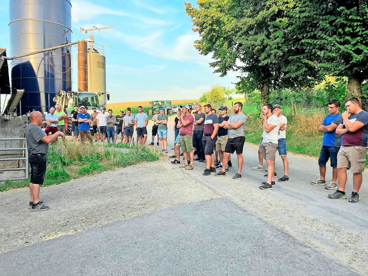 1fda3a20281c94d078dd1dfb3a2b666e792d124278d232e8181cb1f9f0751168 Martin Uhlmann (links) stellt den Junglandwirtinnen und Junglandwirten die Betriebsphilosophie vor.