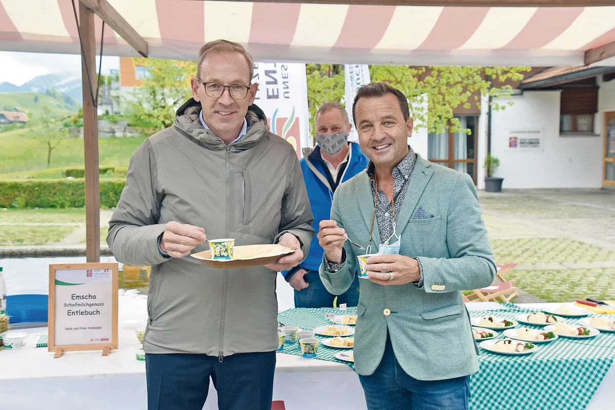 5ee5e8e8d978b6da4ae1e1eddacddf832e004277 Philipp Wyss und Peter Limacher von Coop lassen sich «Echt Entlebuch»-Produkte schmecken. (Bild as, Entlebucher Anzeiger)