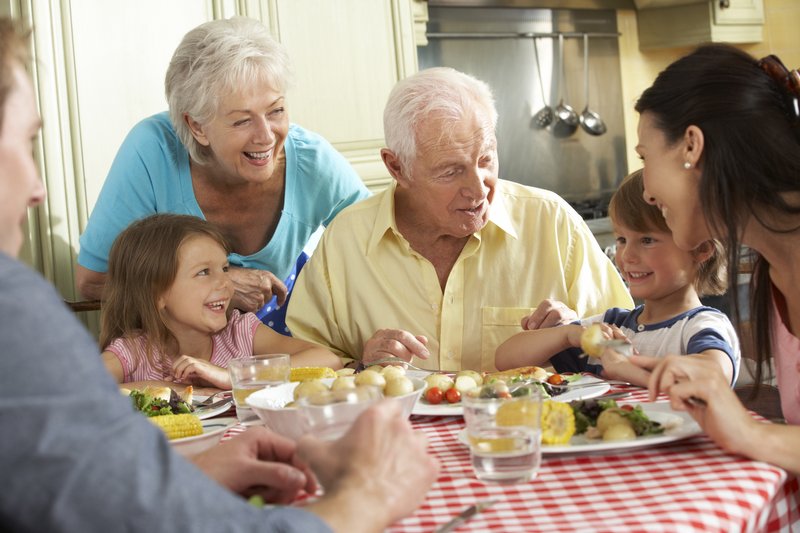 Viele Generationen an einem Tisch sind Herausforderung und Freude zugleich. (Fotolia)