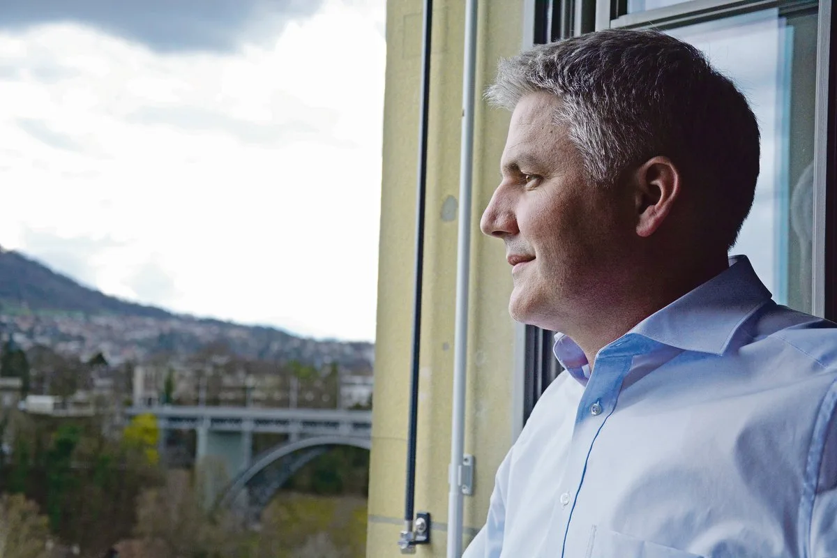 281714459cb8a36975577625b7d15d91f53c3e18 Lanat-Vorsteher Christian Hofer blickt aus dem Fenster seines Büros in Bern. Die Natur meldet sich auch hier zurück aus dem Winterschlaf. Noch laufen hier aber keine Hirsche und Wölfe durch die Stadt. Jedenfalls keine wild lebenden. (Bild Simone Barth)