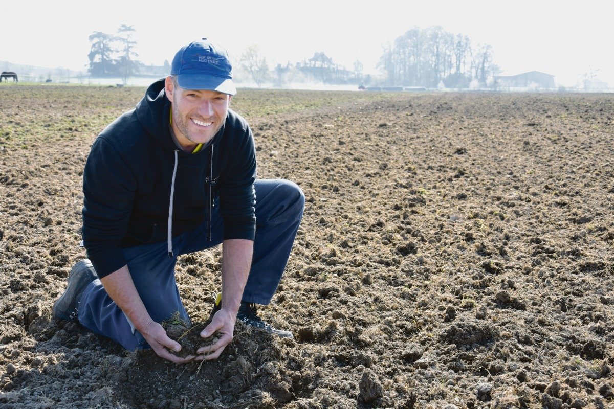 Auf Stefan Krähenbühls Acker dürfen nur bodenschonende Maschinen dem Gras zu Leibe rücken. Seit 10 Jahren setzt er den Grubber, seit 8 Jahren die Fräse ein. Auf den Pflug verzichtet er möglichst. (Bild Katrin Erfurt)
