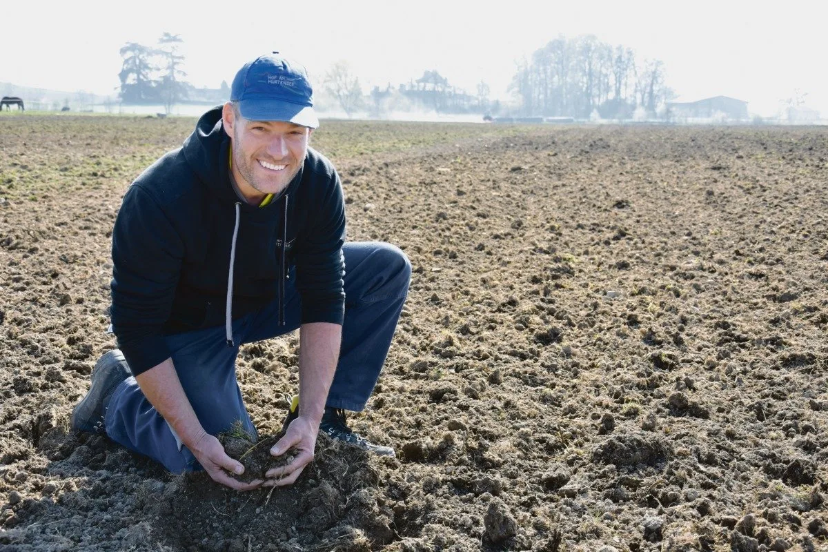 9cbbbf0e7d6d14f106a9f000af00a09ac046d9ce Auf Stefan Krähenbühls Acker dürfen nur bodenschonende Maschinen dem Gras zu Leibe rücken. Seit 10 Jahren setzt er den Grubber, seit 8 Jahren die Fräse ein. Auf den Pflug verzichtet er möglichst. (Bild Katrin Erfurt)
