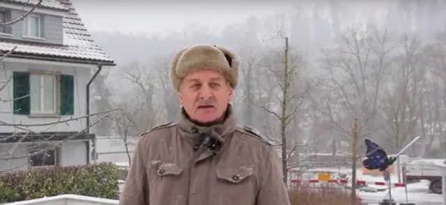 af99c3f049adc43da8de181d4b6bb504331b6867 Kein russischer Funktionär, sondern unser Marktredaktor Hans Rüssli, der sich den winterlichen Temperaturen angepasst hat. (Bild BauZ)