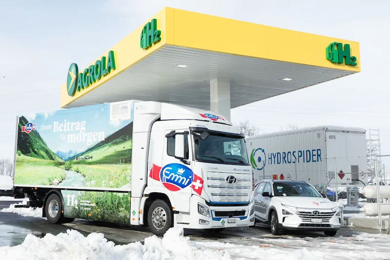 89c7e3444b2bb5558cb4dfec0a9e5477709a3142 Die Tankstelle wurde in Zusammenarbeit zwischen H2 Energy AG und der Landi Sempach-Emmen sowie mit Unterstützung des Projekts «H2Haul» in Rekordzeit realisiert, heisst es in der Mitteilung. (Bild Landi Sempach-Emmen)