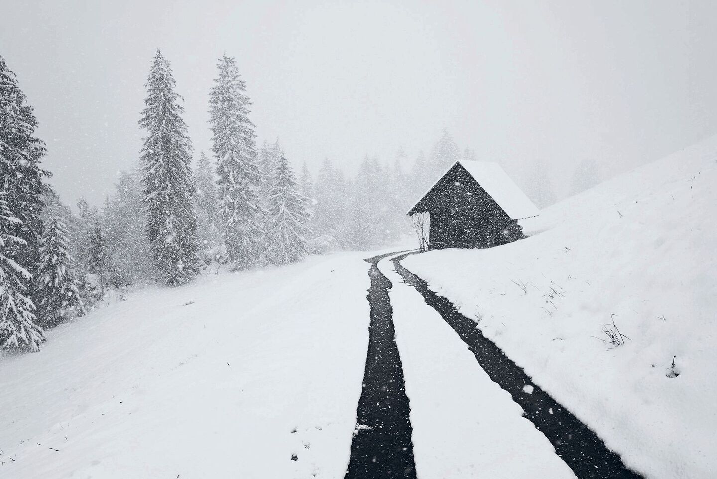 Eine der vielen Hütten in den Emmentaler Alpen, die Hänseli mit seinem Allradfahrzeug passiert.