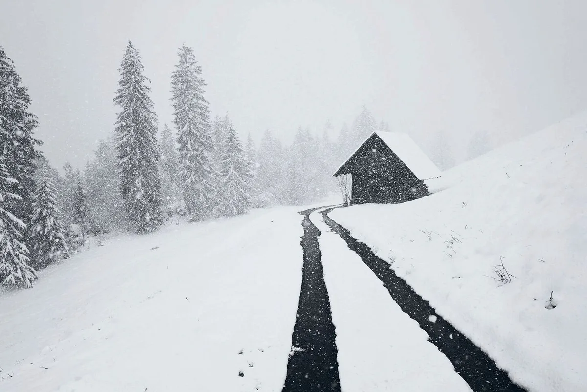 81663b80f7d4754f6bb6b1f057ca758400d49069427b758b9aa3058d9acc8643 Eine der vielen Hütten in den Emmentaler Alpen, die Hänseli mit seinem Allradfahrzeug passiert.