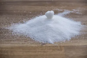 Haushalts- oder Kristallzucker besteht praktisch ausschliesslich aus Saccharose. In Alternativen wie Fruchtdicksäften hingegen hat es neben Fruktose (Fruchtzucker) auch weitere Inhaltsstoffe oder andere Zuckerarten, die ihr Aroma prägen. (Bild Bru-nO/Pixabay)