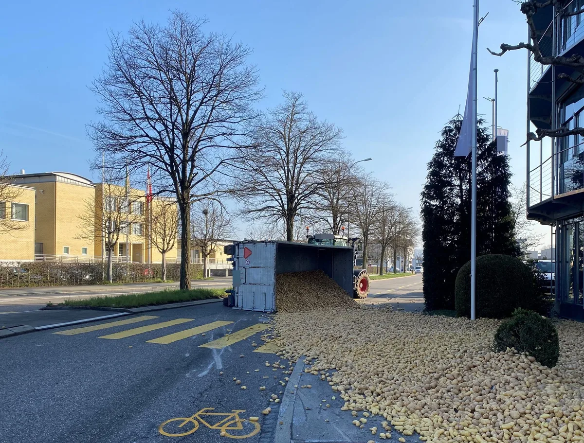 Traktor verliert Kartoffelladung