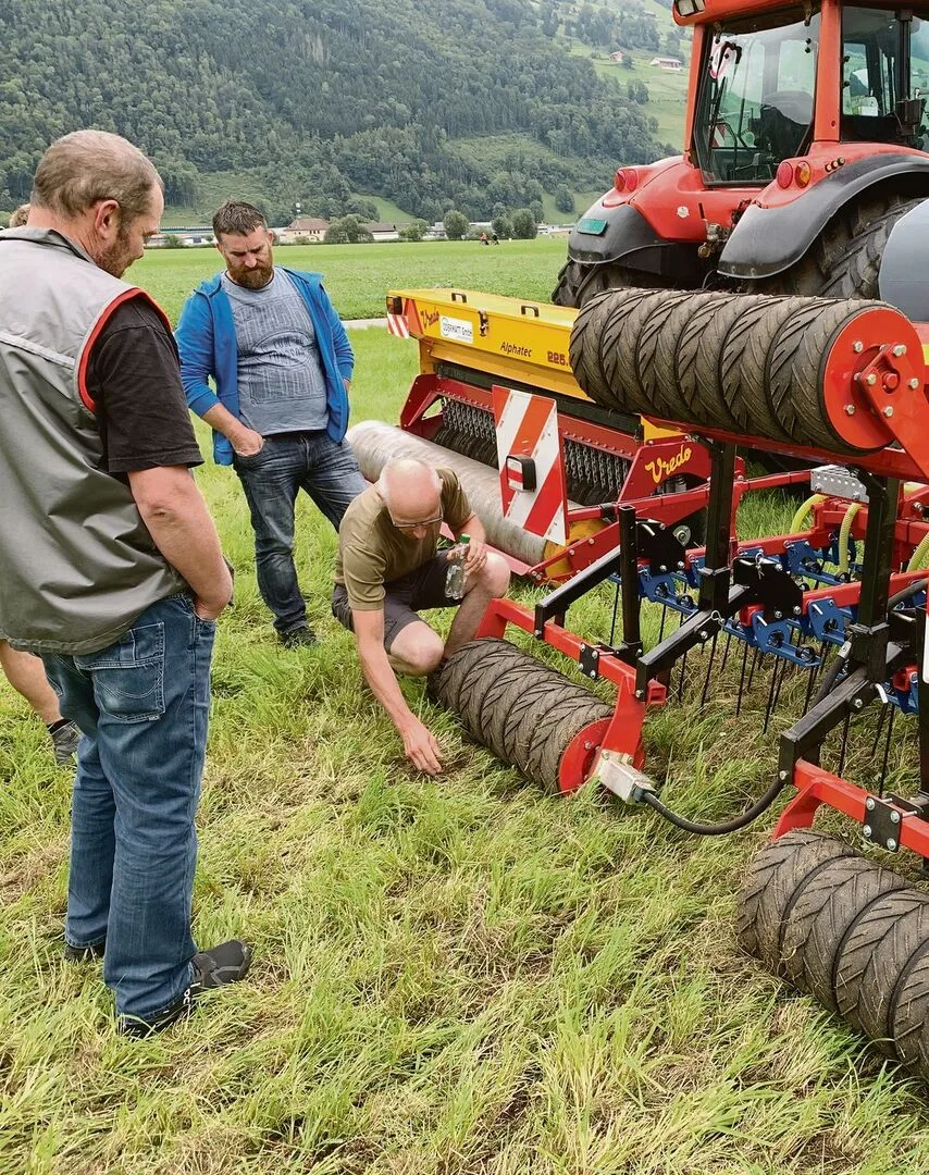 3e3310d77eaa9d1d20327db7cb7fbc3f78e8d1c62139b980532992fddbcd8035 Mit Striegel und Übersaat lässt sich auch die Borstenhirse etwas eindämmen.