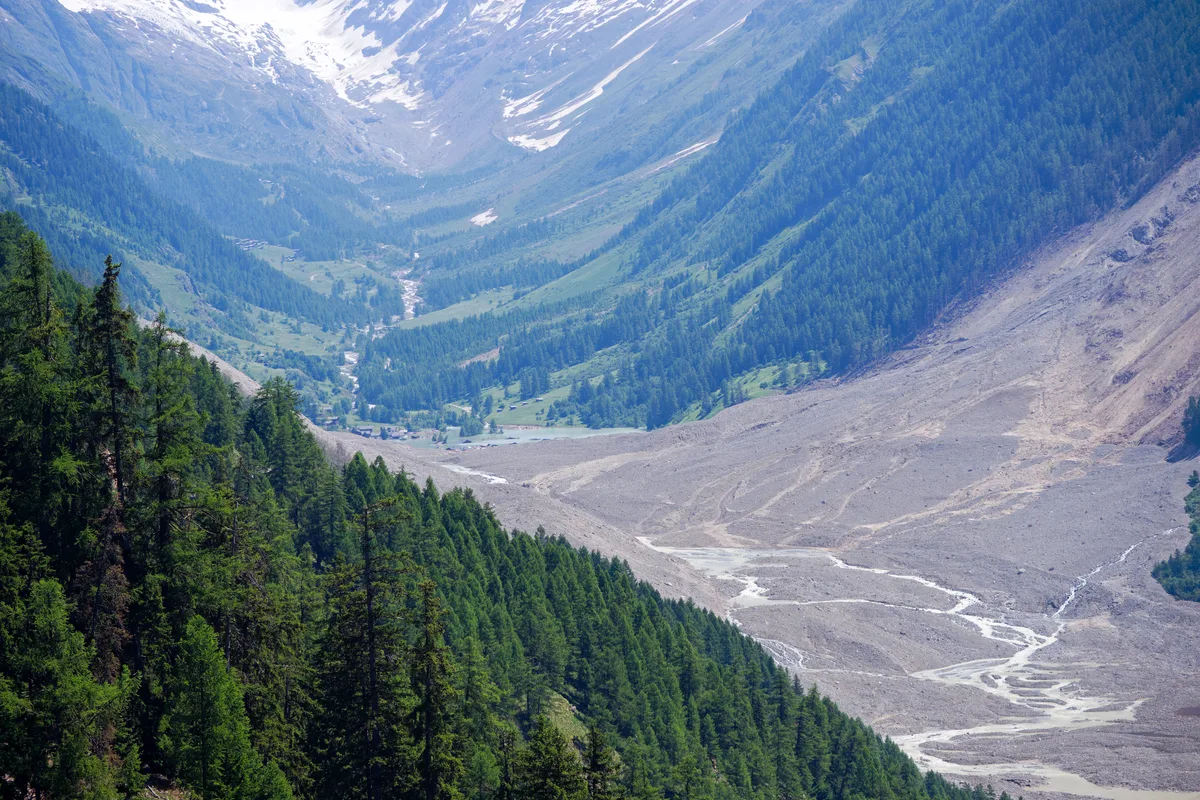 Aerial view of rockfall with gravel and Lonza River at Lötschental Valley in the Swiss Alps covering almost entire mountain village of Blatten. Photo taken June 19th, 2025, Wiler, Switzerland. Luftaufnahme des Bergsturzes mit Geröllmassen und der Lonza im Lötschental, die das Bergdorf Blatten fast vollständig unter sich begraben haben. Das Bild wurde am 19. Juni 2025 aufgenommen.