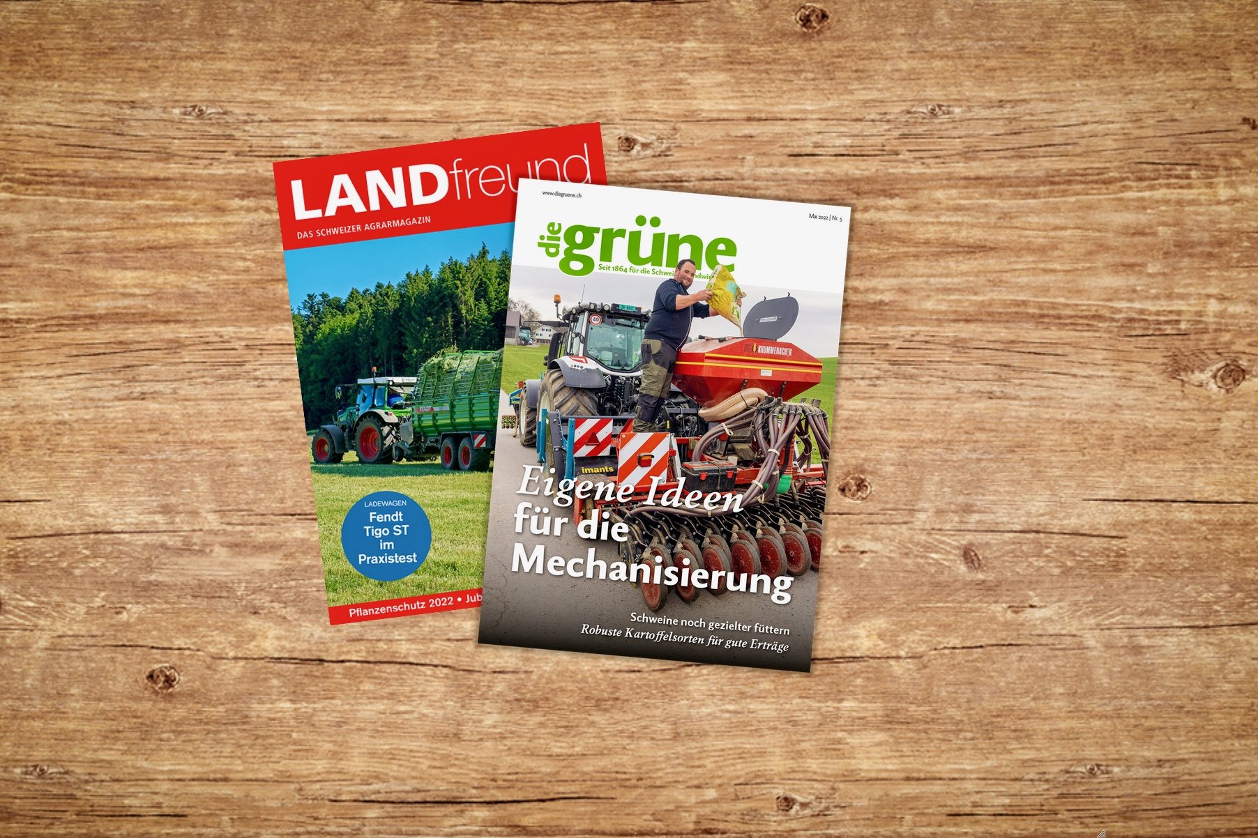 Die Titelblätter von Landfreund und die grüne auf einem Holztisch.