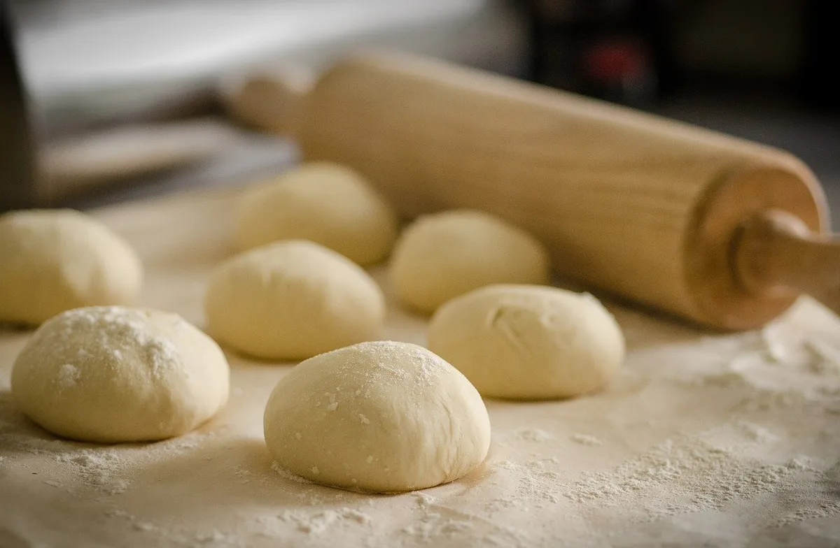 c45a233ba5d7dff084638b17bc191c793be24578 Auch Kinder können beim Backen mithelfen – und viel lernen. (Bild Pixabay)