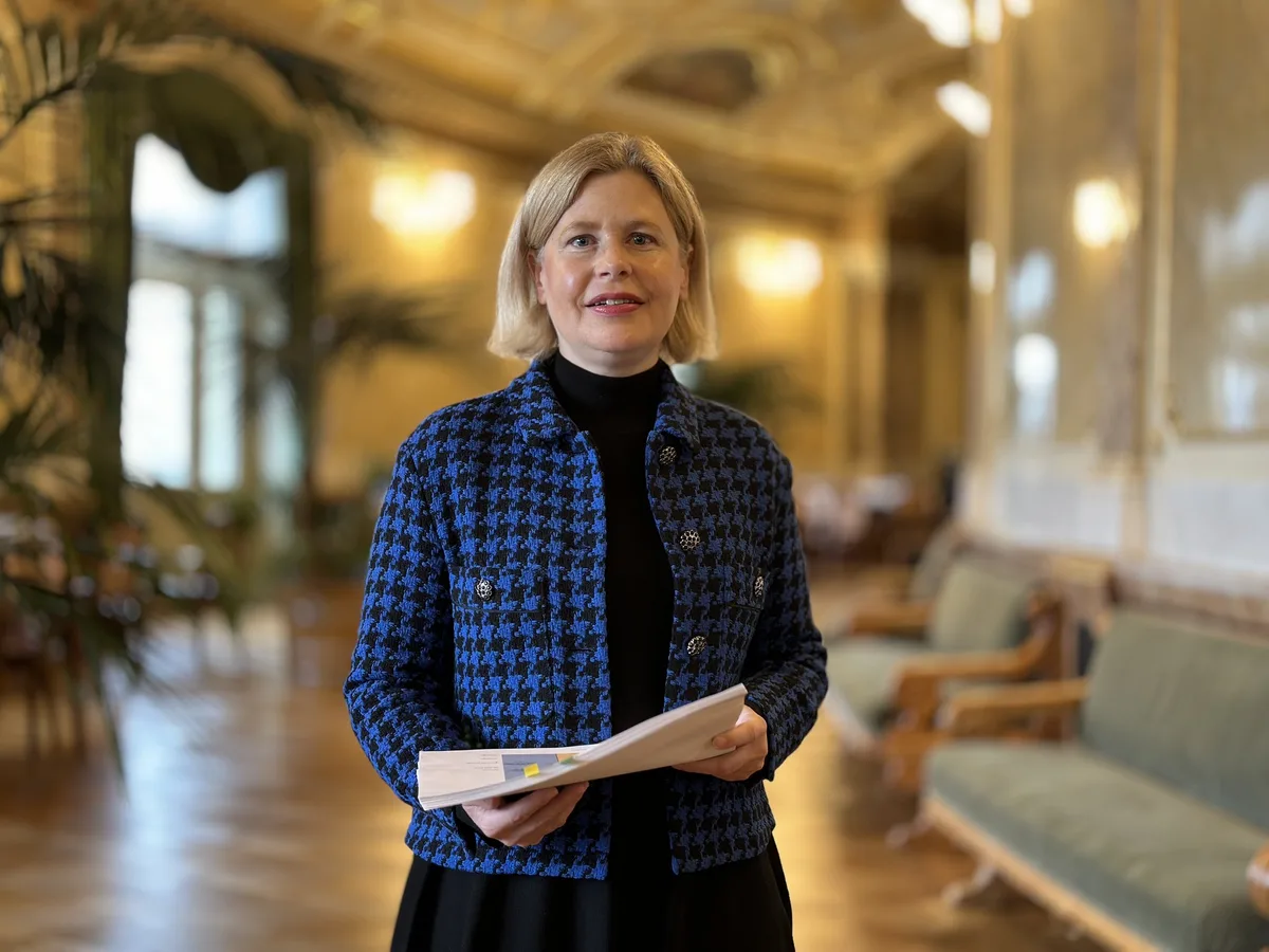 friedli_esther_nationalrat_bundeshaus_01 Ständerätin Esther Friedli (SVP/SG) in der Wandelhalle des Bundeshauses.
