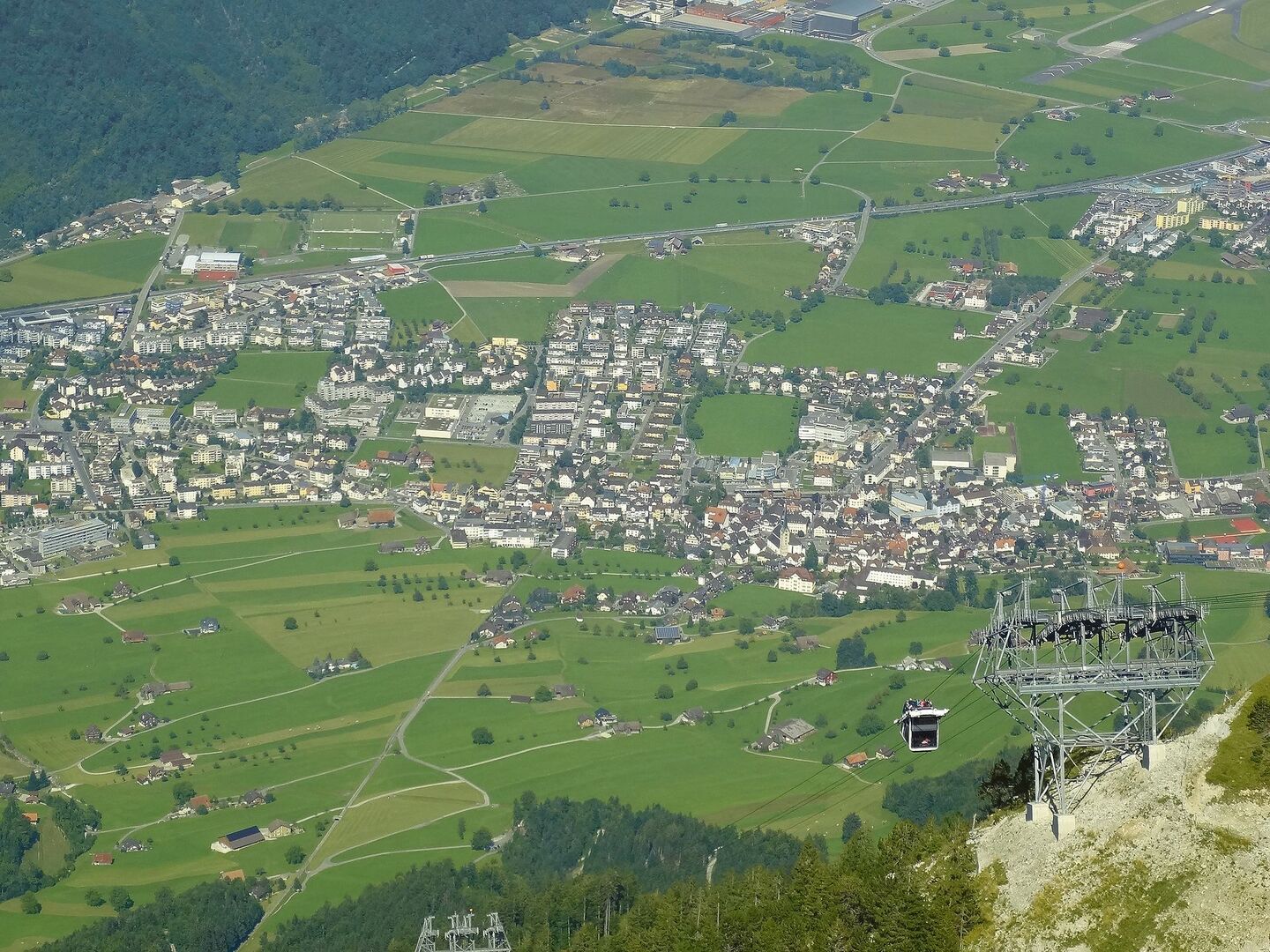 Blick vom Stanserhorn auf den Stanser Boden mit der sichtbaren Trennung des Siedlungsgebietes von Stans.
