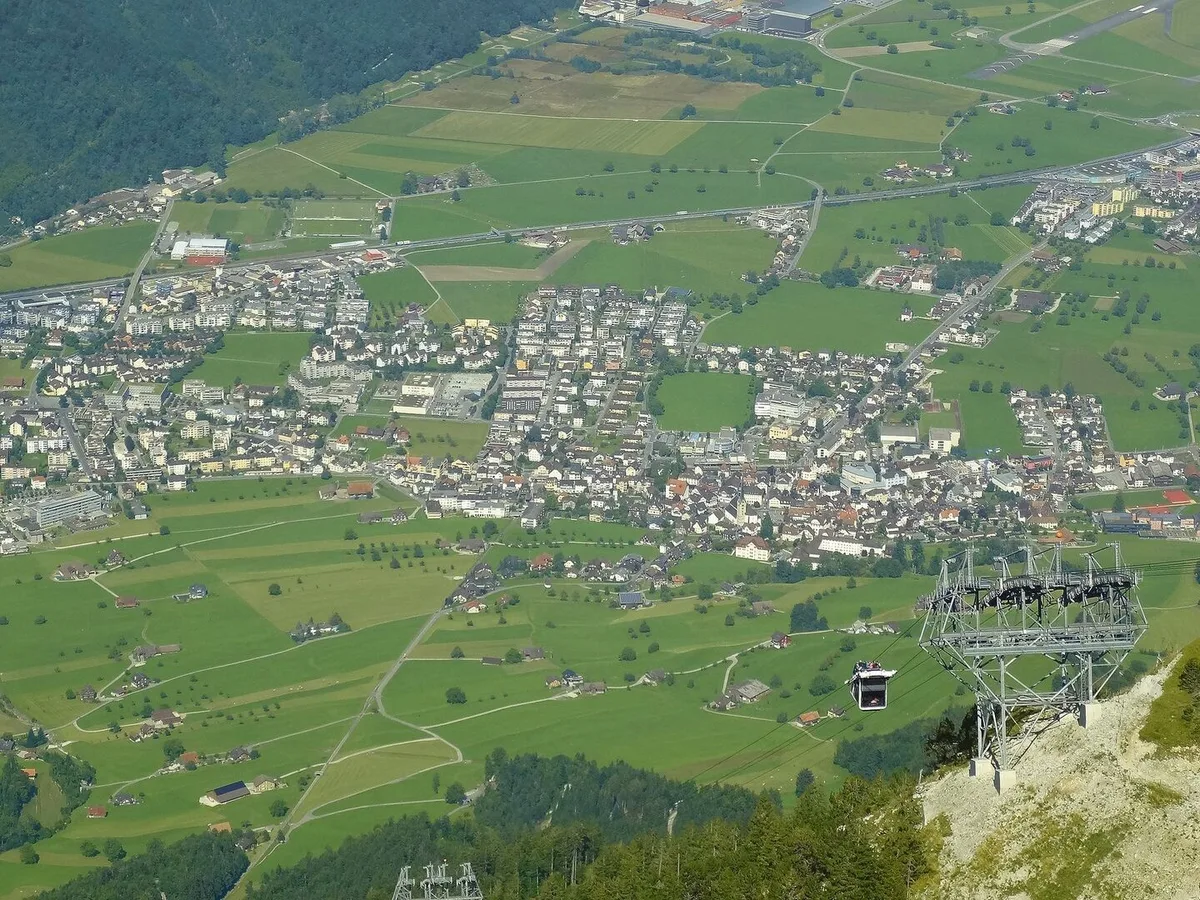 c9788f7d99efde4642a5775fcfc59ee0e8af657e634416691e84fa718e82eeae Blick vom Stanserhorn auf den Stanser Boden mit der sichtbaren Trennung des Siedlungsgebietes von Stans.