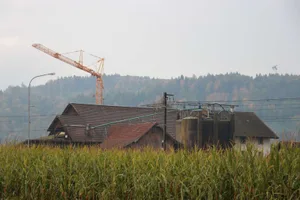 Das Ziel der Revision ist eine Stabilisierung der Bautätigkeiten ausserhalb der Bauzone. Dabei müssen die Kantone ausweisen, in welchen Zonen künftig Umnutzungen möglich sein sollen.