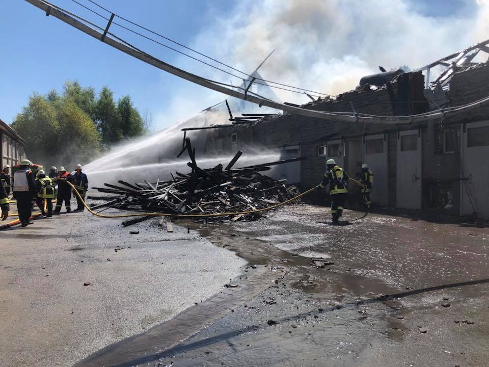 Das Feuer ist auf einem Bauernhofgelände ausgebrochen. (Bilder Feuerwehr Dörentrup)