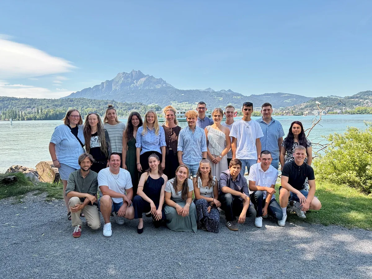scn32104210.jpg Das Wetter passte zum feierlichen Anlass: Die 21 an der Feier in Luzern diplomierten Gemüsegärtnerinnen und Gemüsegärtner.