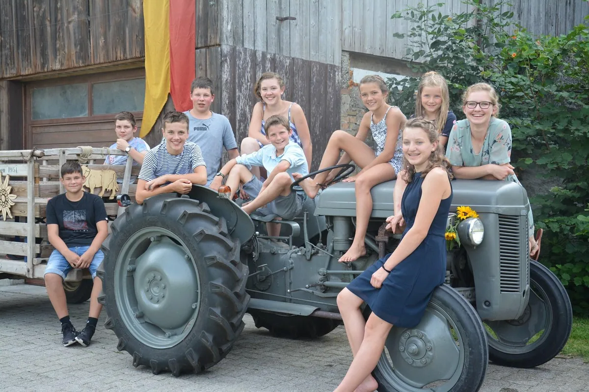 4f9872d4cfa9a8b377c524b4d7ac386a9ee1bbb0 Das Bild mit den 10 Grosskinder rund um den Massey Ferguson TEF20 JG 56 hat beim Voting am meisten Stimmen geholt.