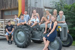 Das Bild mit den 10 Grosskinder rund um den Massey Ferguson TEF20 JG 56 hat beim Voting am meisten Stimmen geholt.
