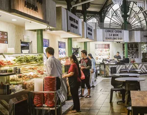In Hawker Centers findet man eine Vielzahl von Ständen, die preiswerte Mahlzeiten aus aller Welt anbieten.