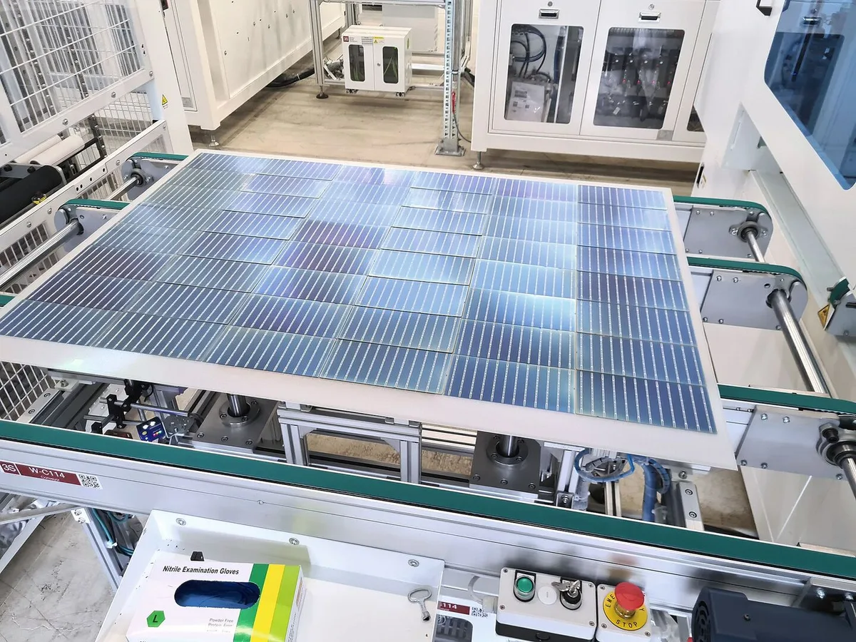 6903a357e8dbe073edf3872cb874d4db9df09a769e53cede5d92f62f40e3c746 Die 3S Swiss Solar Solutions AG stellt an ihrem zusätzlichen Standort in Worb BE Solarmodule her. Bild:
