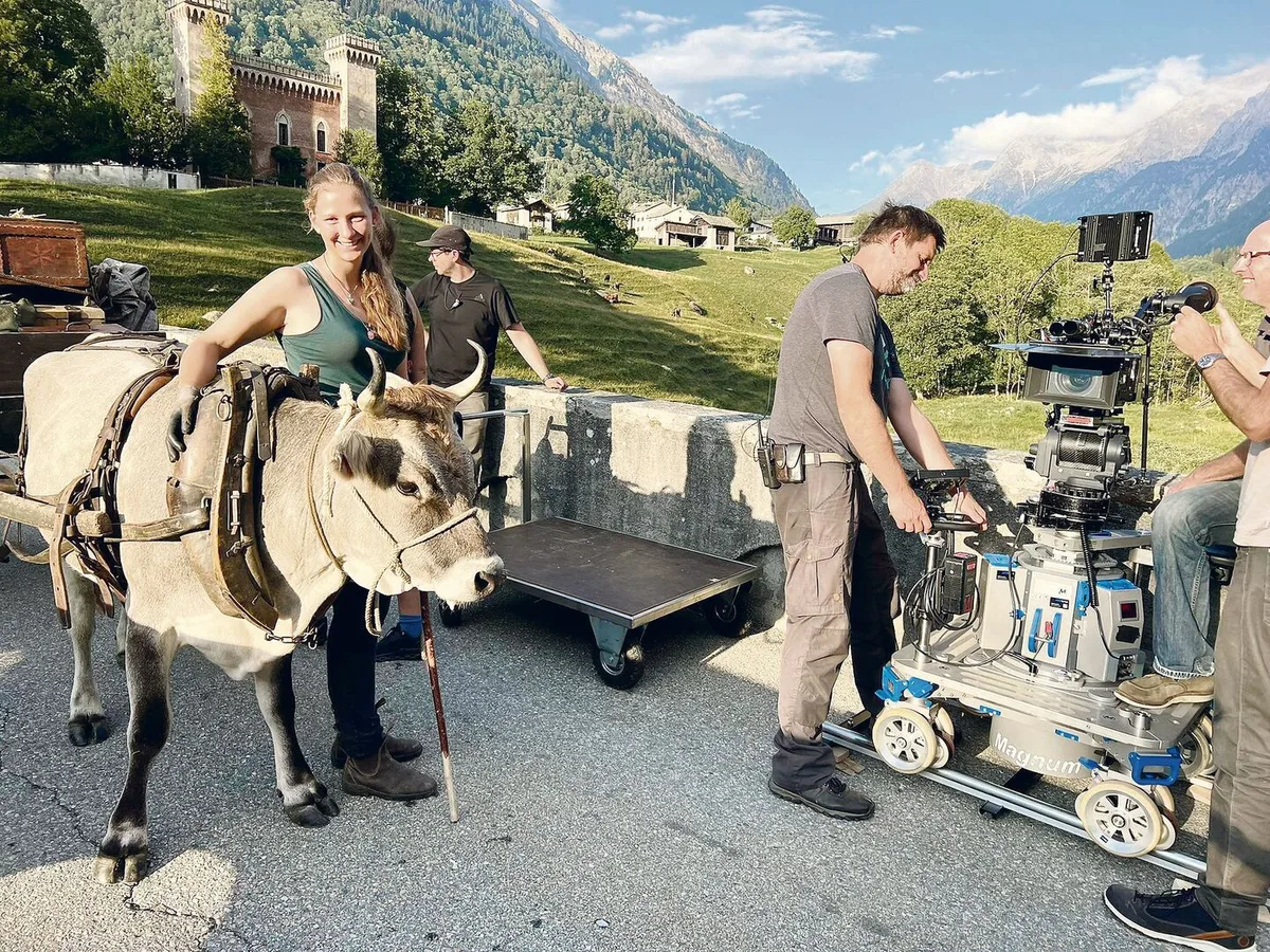 5abb80995eec51080998e96dbad4981248188d1ceb7ee87d6eac6c5c84945598 Vera Hofer mit Elly am Filmset von «Jakobs Ross». Während zwei Monaten war die Kuh für die Dreharbeiten im Tessin untergebracht.