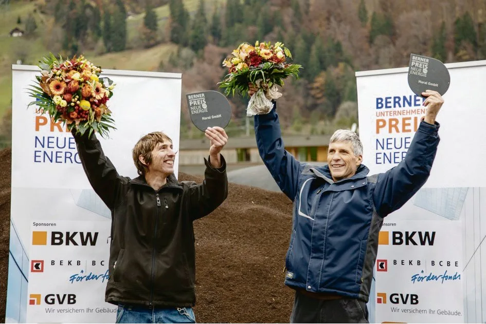 45a7847fbb5e13a9ffce2e038ef16811db29ae32 Zu Recht stolz: Die Kandertaler Niklaus Hari (rechts) und Pius Allenbach haben eine hocheffiziente Mikrobiogasanlage konstruiert und sind dafür ausgezeichnet worden. (Bild AEE Suisse Bern)