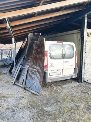Dieses Auto, das mit Wellblechen getarnt wurde, fiel einem Landwirt auf.