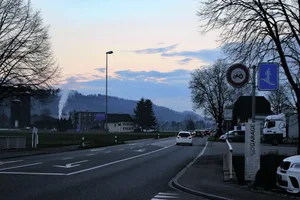 Die Fahrverbotstafel für Traktoren gibt es offiziell nicht. Landwirtschaftsfahrzeuge dürfen hier also fahren, ohne gebüsst zu werden.