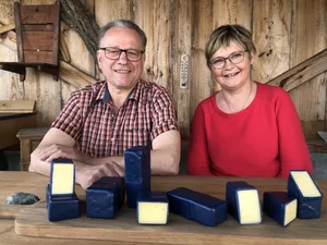 Momentan ist der Alpine Cheddar von Chris und Nicole Leuthold acht Monate alt. Ziel ist es, den Käse in Höhlen weiter reifen zu lassen.