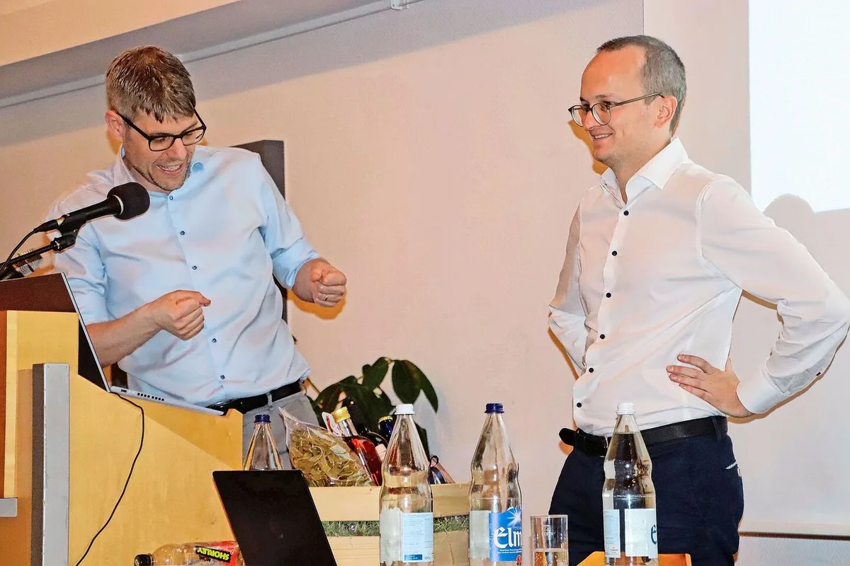 ad880fcc54b3d922e3bb812488636af2b0ca988a4f39fb5c45173a46ed441b92 Gemeinderat Simon Bachmann (l.) zerpflückte die Bewertung der Standorte. Regierungsrat Martin Neukom (r.) hofft, am längeren Hebel zu sitzen.