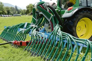 Investitionen in neue Technik schlagen mit beträchtlichen Beträgen zu Buche. Wenn Landwirte gemeinsam neue Maschinen kaufen, werden sie mit einem zinslosen Kredit unterstützt.