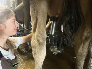 Louise Charbonnier arbeitet auf dem Biobetrieb der Familie Feller in Opfershofen TG als angehende Landwirtin.