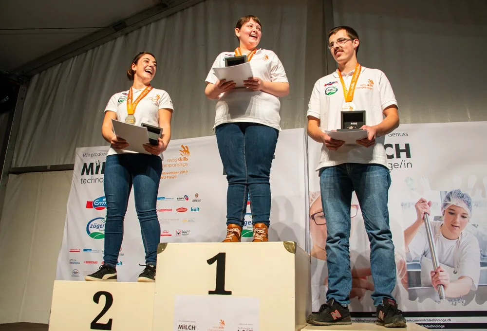 a1f9017c16a08034de1008b78c99252306beab93 Charlotte Fringeli gewinnt vor Camille Maimone und Guillaume Barras die ersten Swiss-Skills der Milchtechnologen. (Bild hja)