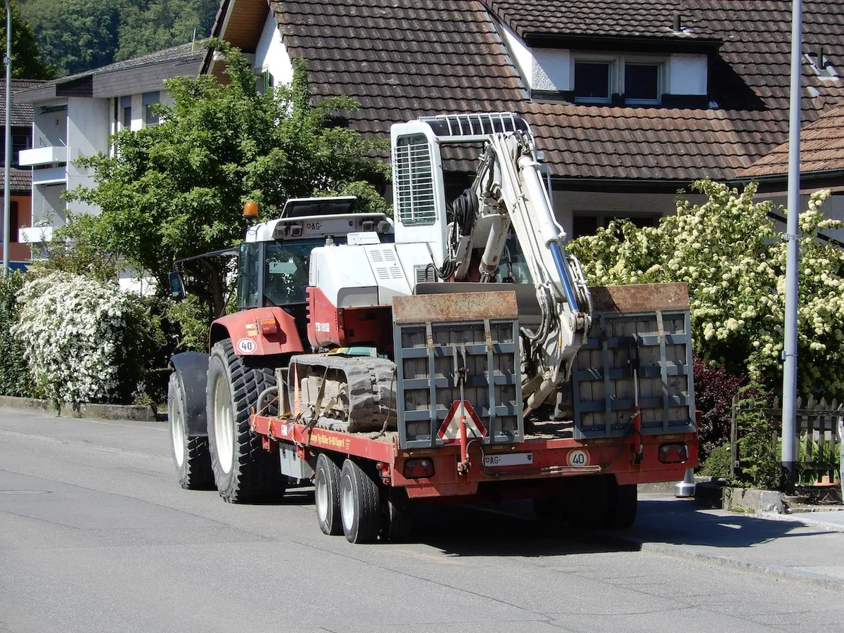Für gewerbliche Transporte ist ein weisses Kontrollschild notwendig. Bild: zvg